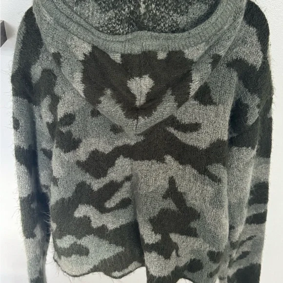 Fuzzy Pullover Hoodie in a green and grey Camouflage Sz S Outdoors Comfortable - Picture 2 of 3